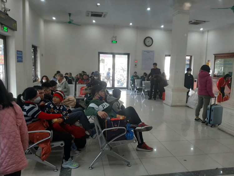 Ga tàu tấp nập, bến xe vắng vẻ ngày mùng 3 Tết ảnh 3