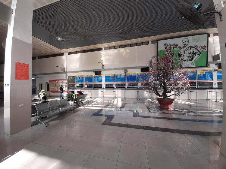 Ga tàu tấp nập, bến xe vắng vẻ ngày mùng 3 Tết ảnh 6