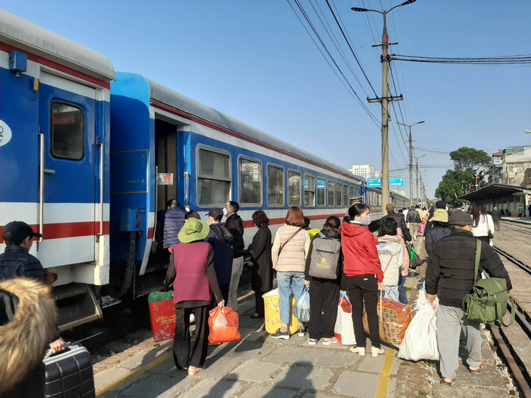 Ga tàu tấp nập, bến xe vắng vẻ ngày mùng 3 Tết ảnh 2