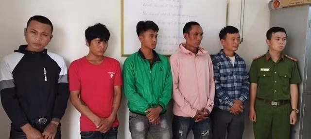 Nhóm đối tượng bị bắt giữ tại Cơ quan điều tra.