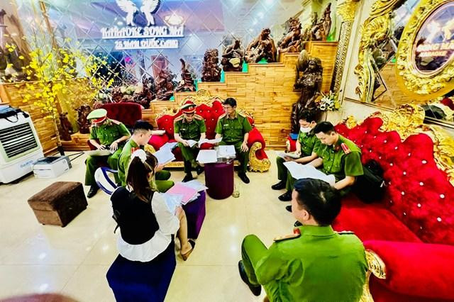 Lực lượng Công an kiểm tra việc chấp hành các quy định về đảm bảo an toàn phòng chống cháy nổ tại 1 cơ sở kinh doanh karaoke.