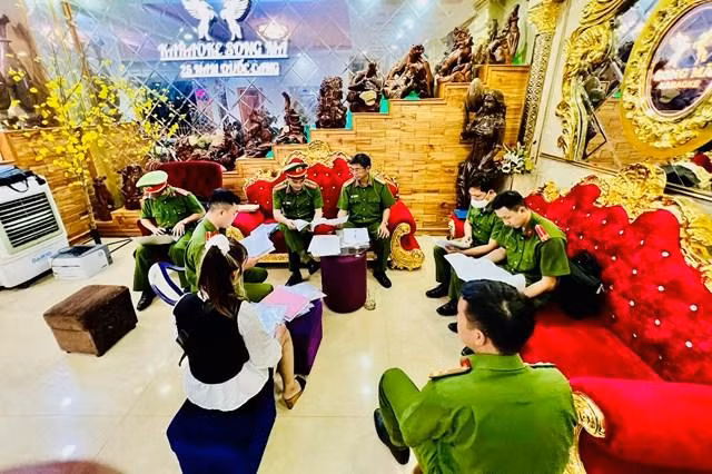 Lực lượng Công an kiểm tra việc chấp hành các quy định về đảm bảo an toàn phòng chống cháy nổ tại 1 cơ sở kinh doanh karaoke.