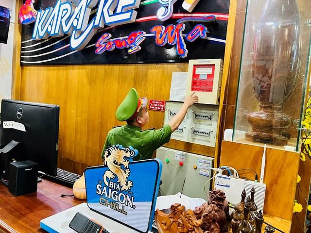 Lực lượng Công an kiểm tra hệ thống báo cháy tự động tại cơ sở kinh doanh karaoke.