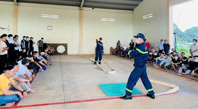 Lực lượng Công an Đắk Lắk hướng dẫn cơ sở sử dụng lăng, vòi chữa cháy.