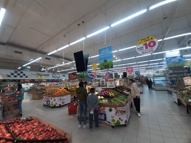 Siêu thị nhộn nhịp khách mua sắm trong những ngày đầu năm ảnh 7