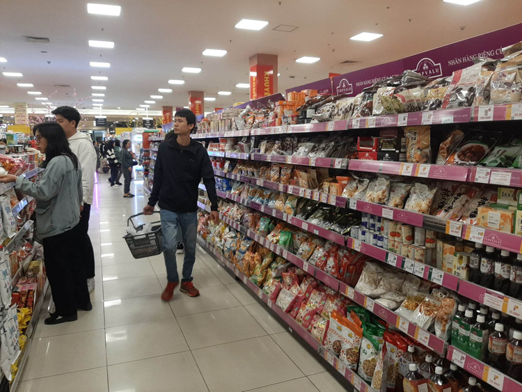 Siêu thị nhộn nhịp khách mua sắm trong những ngày đầu năm ảnh 1