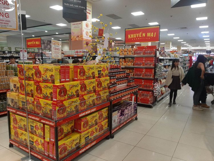 Siêu thị nhộn nhịp khách mua sắm trong những ngày đầu năm ảnh 5