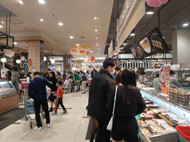 Siêu thị nhộn nhịp khách mua sắm trong những ngày đầu năm ảnh 2