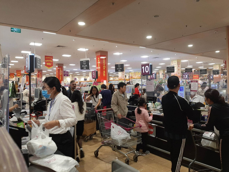Siêu thị nhộn nhịp khách mua sắm trong những ngày đầu năm ảnh 4