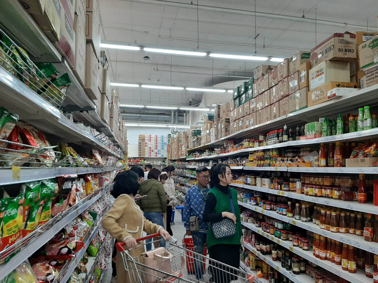 Siêu thị nhộn nhịp khách mua sắm trong những ngày đầu năm ảnh 9