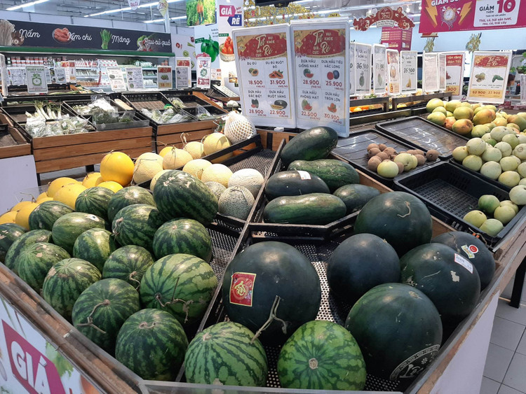 Siêu thị nhộn nhịp khách mua sắm trong những ngày đầu năm ảnh 8