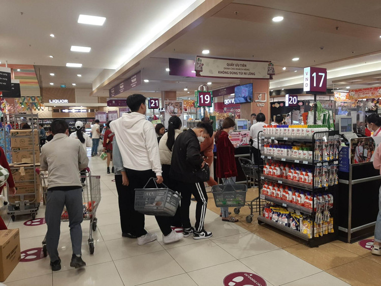 Siêu thị nhộn nhịp khách mua sắm trong những ngày đầu năm ảnh 3
