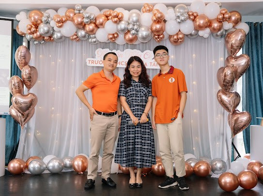 Khải Minh cùng cô giáo chủ nhiệm Bùi Thị Nga và bố. Khải Minh cùng cô giáo chủ nhiệm Bùi Thị Nga và bố.