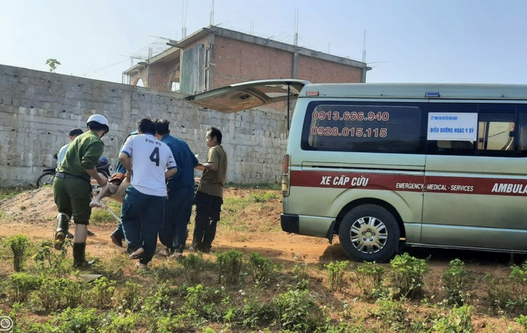 Cụ ông Nguyễn Văn Kiệm được lực lượng chức năng đưa đi cấp cứu kịp thời.