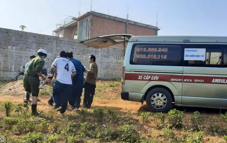 Cụ ông Nguyễn Văn Kiệm được lực lượng chức năng đưa đi cấp cứu kịp thời.