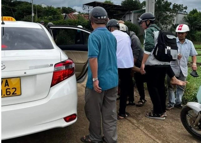 Em Trương Nhật H. được người dân đưa đi cấp cứu sau khi bị chém.