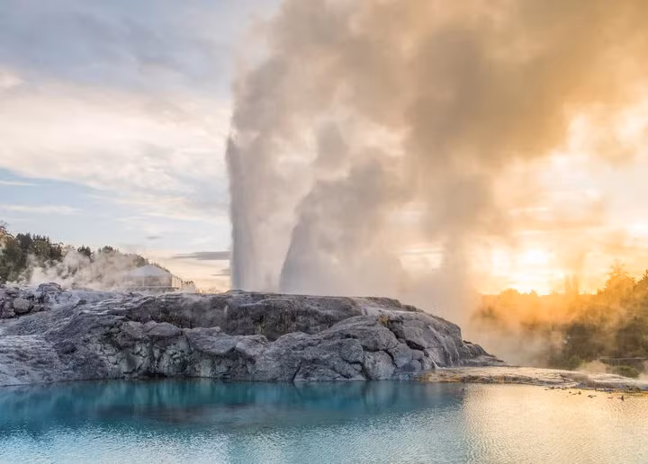 Mùi lưu huỳnh, hay nhiều người gọi đó là mùi trứng thối, trở thành nét đặc trưng của mảnh đất Rotorua, một trong những nơi hiếm hoi trên trái đất có dấu ấn không thể xóa nhòa. Ảnh: Rotoruanz