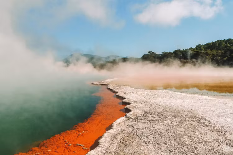Mặc dù nước màu đen, có mùi, nhưng thức ăn nấu từ nguồn nước phun trào này mang hương vị riêng, rất hấp dẫn. Ảnh The Time