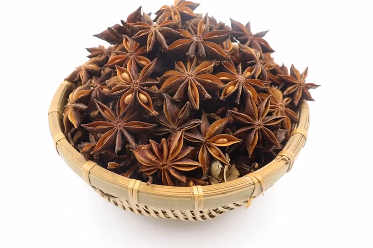 Giúp duy trì sự cân bằng nội tiết tố: Hồi có một số đặc tính bắt chước hormone nhất định và khả năng điều chỉnh sự dao động hormone trong cơ thể. Trà cũng hỗ trợ các vấn đề từ giấc ngủ đến hội chứng tiền kinh nguyệt. Trà hồi thậm chí có thể ổn định chu kỳ kinh nguyệt. Ảnh minh họa