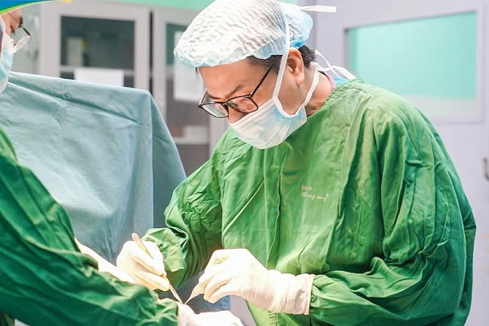 ThS.BS Nguyễn Vũ Hoàng – Khoa Chỉnh hình cùng ekip phẫu thuật cấp cứu cho bệnh nhi