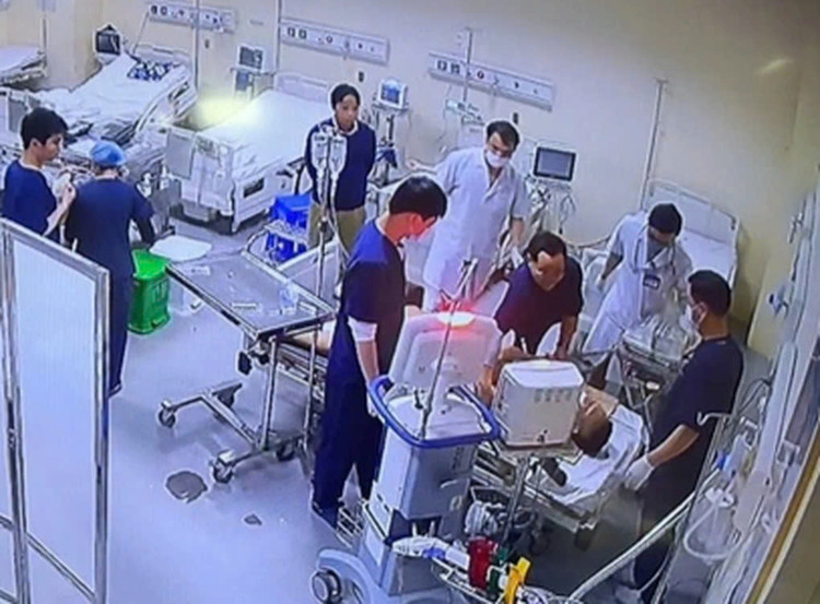 Các bác sĩ nỗ lực cấp cứu, nhưng bệnh nhân không qua khỏi.