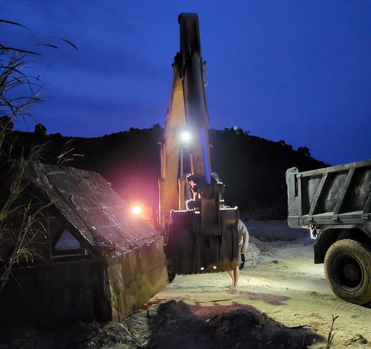 Đến 22h, lực lượng chức năng xã Phúc Thọ đã lập biên bản ghi nhận hiện trường, đưa các tang vật về trụ sở UBND xã.