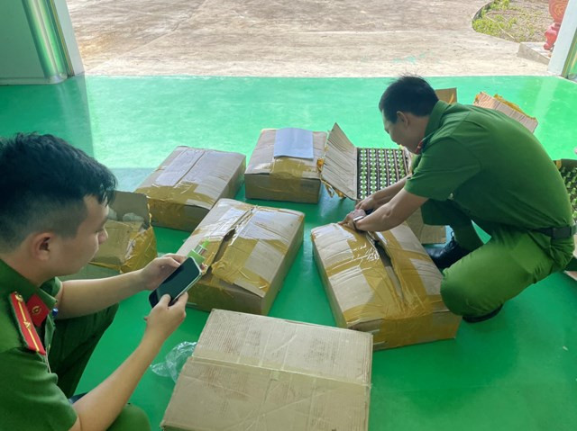 Lực lượng chức năng niêm phong và thu giữ các máy móc, mỹ phẩm và nguyên liệ, không rõ nguồn gốc xuất xứ tại cơ sở.