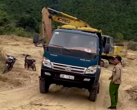 Lực lượng chức năng xã Phúc Thọ bắt quả tang 1 nhóm người đang có hành vi khai thác cát trái phép trên địa bàn xã.