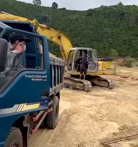 Ngay khi phát hiện lực lượng chức năng xã Phúc Thọ, các đối tượng liền gọi điện thoại để nhờ can thiệp.