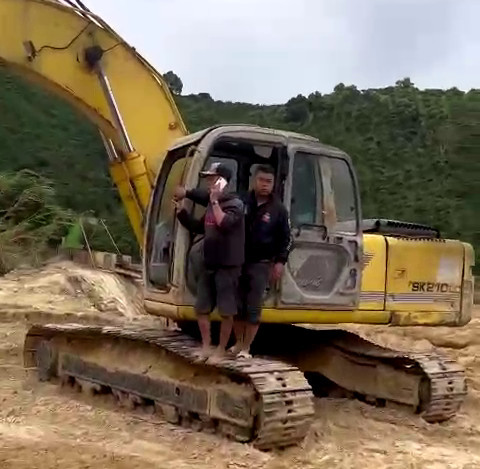 Các đối tượng khai thác cát lậu gọi điện thoại nhờ... can thiệp.