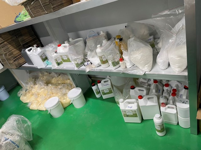 Hoá chất không rõ nguồn gốc được phát hiện trong xưởng của bà N.T.M.D.