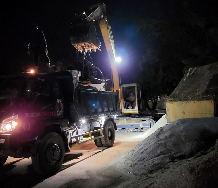 Các phương tiện khai thác cát trái phép (gồm máy xúc, máy hút cát, cát đã được khai thác) đưa về trụ sở UBND xã để lập hồ sơ xử lý theo quy định pháp luật.