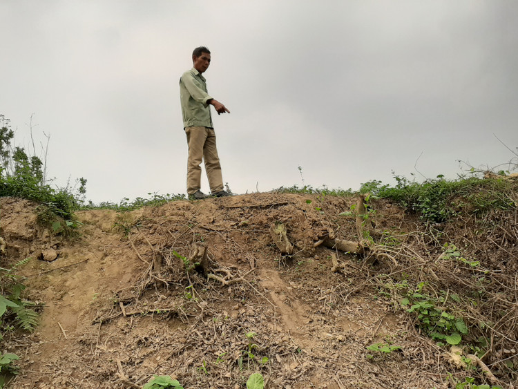 Người dân bất an trước tình trạng sạt lở bờ sông Cầu khi mùa mưa lũ đang cận kề.