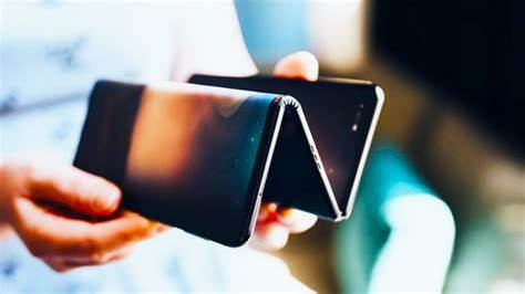 Huawei sắp ra mắt smartphone màn hình gập ba, Samsung có nên e dè?