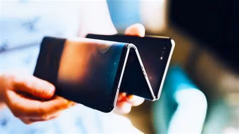 Huawei sắp ra mắt smartphone màn hình gập ba, Samsung có nên e dè?