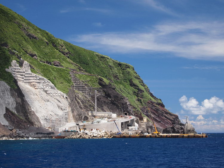 Bất chấp nguy cơ phun trào của núi lửa, nhiều người dân ở đây coi hòn đảo là nơi hoàn hảo để sinh sống. Ảnh Zekkej