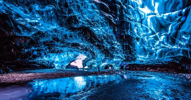 Vatnajokull là một trong những sông băng đẹp nhất hành tinh chiếm 8% diện tích Iceland, tự hào khi được UNESCO công nhận là di sản thế giới. Ảnh Along