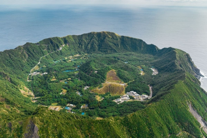 Những người còn sống sót buộc lòng phải chuyển đi nơi khác, cho đến 50 năm sau mới có người quay trở lại hòn đảo này. Ngày nay, dân số trên đảo đã đạt khoảng 200 người. Ảnh iViVu