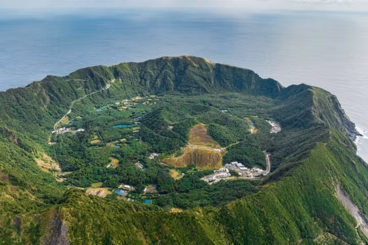 Những người còn sống sót buộc lòng phải chuyển đi nơi khác, cho đến 50 năm sau mới có người quay trở lại hòn đảo này. Ngày nay, dân số trên đảo đã đạt khoảng 200 người. Ảnh iViVu