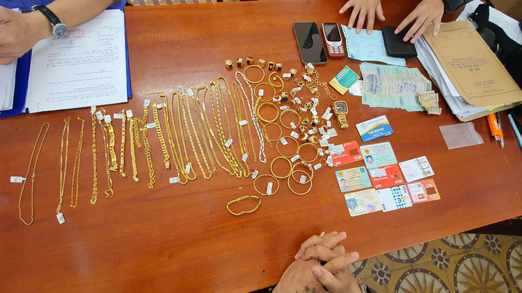 Công an thu giữ tang vật trong vụ án trộm hàng chục cây vàng.