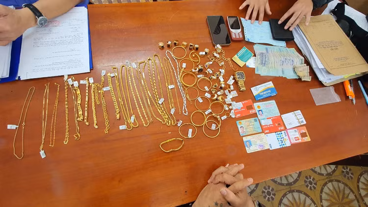 Công an thu giữ tang vật trong vụ án trộm hàng chục cây vàng.