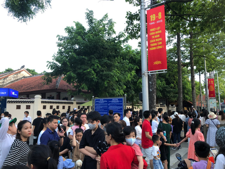 Ghi nhận sáng nay (2/9), tại phố Lê Hồng Phong (quận Ba Đình, Hà Nội), hàng vạn người dân từ khắp các tỉnh thành trong cả nước đã không quản đường xa đã đến Thủ đô để viếng Lăng Bác