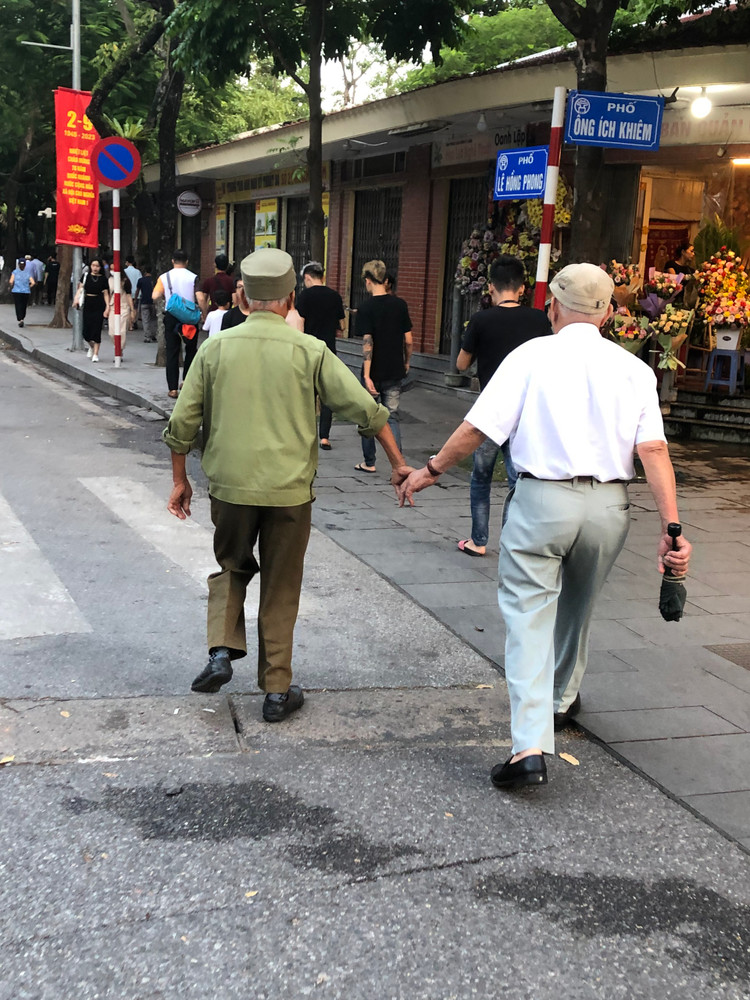 Đây cũng là dịp để các thế hệ trong gia đình cùng ôn lại truyền thống lịch sử Việt Nam và nhắc nhở con cháu về tấm gương vì dân, vì nước của Bác Hồ kính yêu.