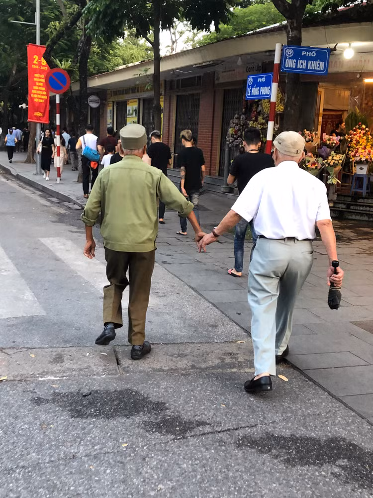 Đây cũng là dịp để các thế hệ trong gia đình cùng ôn lại truyền thống lịch sử Việt Nam và nhắc nhở con cháu về tấm gương vì dân, vì nước của Bác Hồ kính yêu.