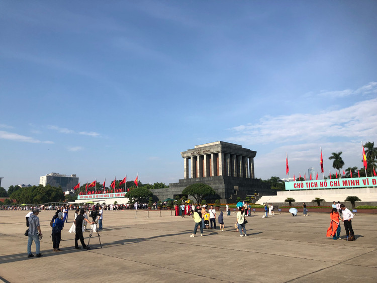 Đông đảo người dân có mặt tại Quảng trường Ba Đình từ sớm.