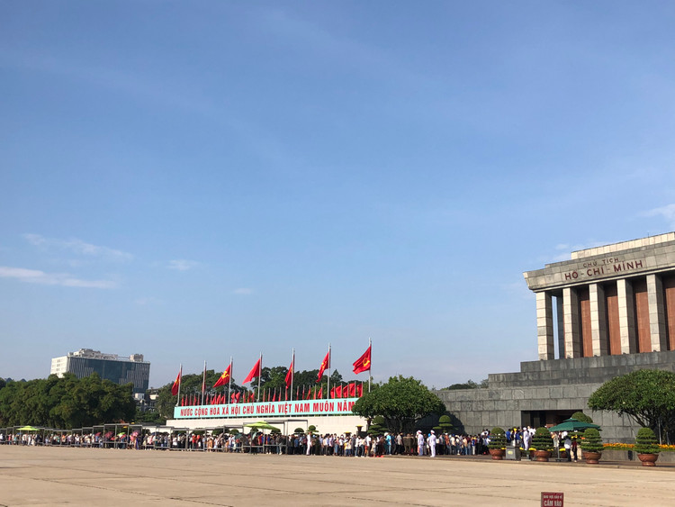 Dòng người xếp hàng trang nghiêm để chờ vào Lăng Chủ tịch Hồ Chí Minh.