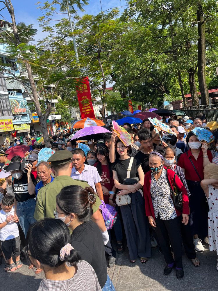 Lực lượng chức năng tổ chức cho người dân xếp hàng, đảm bảo an toàn cho người dân vào viếng lăng Chủ tịch Hồ Chí Minh trật tự, an toàn