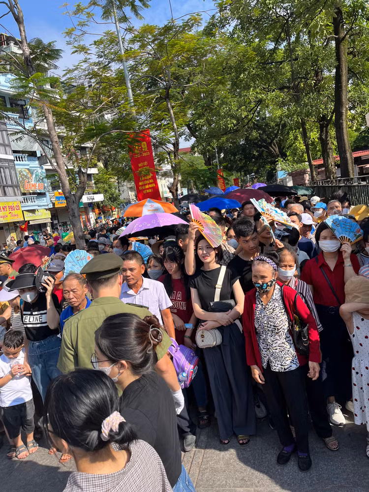 Lực lượng chức năng tổ chức cho người dân xếp hàng, đảm bảo an toàn cho người dân vào viếng lăng Chủ tịch Hồ Chí Minh trật tự, an toàn