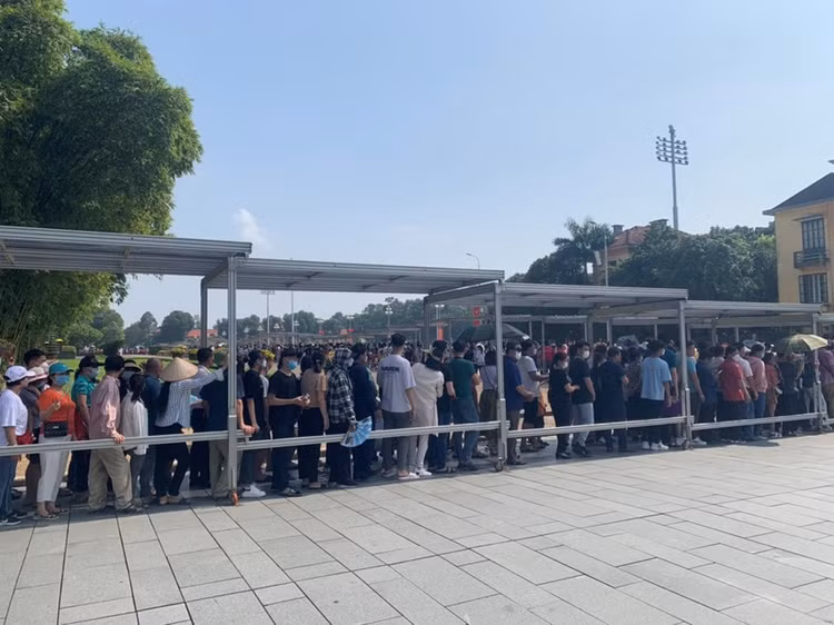 Dù lượng người dồn về đây rất đông, tuy nhiên ai nấy đều ý thức xếp hàng trật tự, không chen lấn xô đẩy.