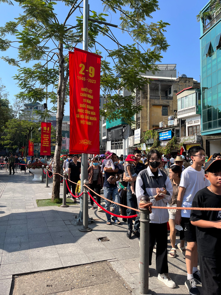 Họ đến đây từ nhiều tỉnh thành khác nhau nhưng tất cả đều có chung tình yêu và tấm lòng thành kính với Chủ tịch Hồ Chí Minh kính yêu.